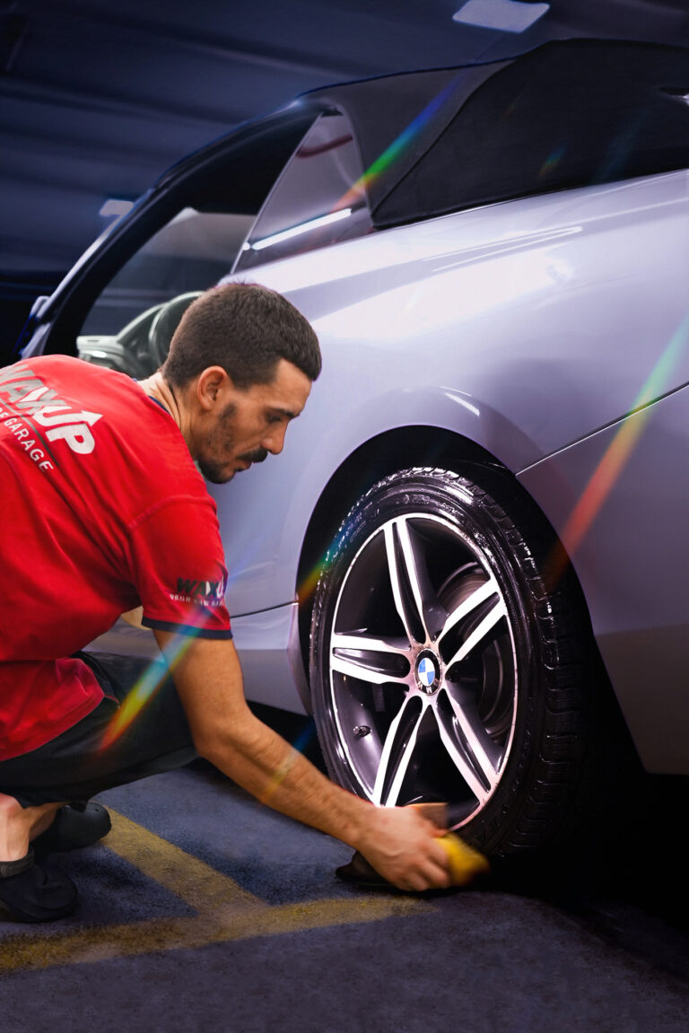 Waxup Garage teknisyeni jant temizliği yaparken
